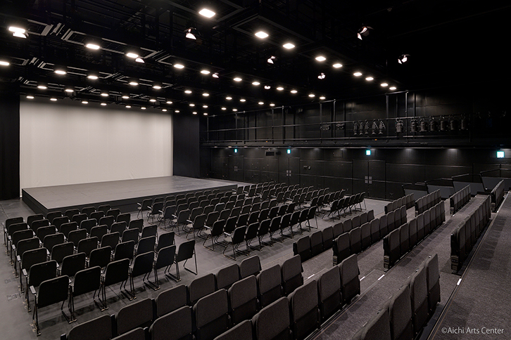 創造的な表現の場として活用できる小ホール（最大330席）