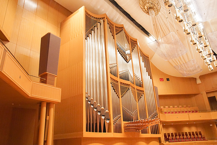 パイプオルガンの横のラインアレイスピーカーd&b audiotechnik 「T10」
その真下の柱にはコラムスピーカーが設置されている