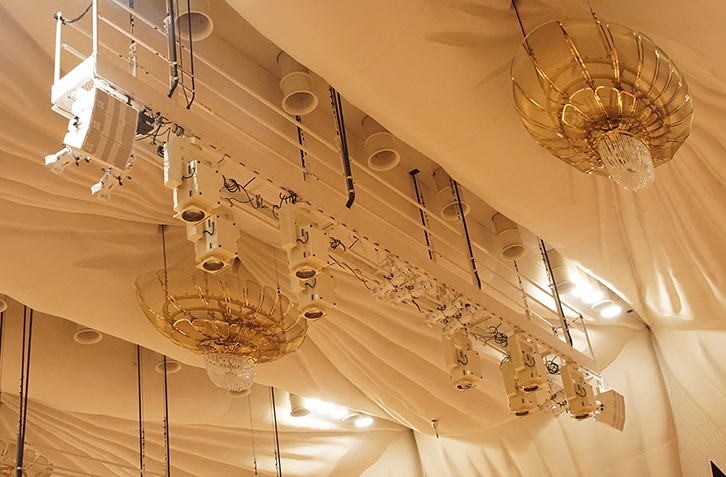 ３階席用の後部補助スピーカーd&b audiotechnik 「Ti10L」
 照明バトンの両サイドに設置されている