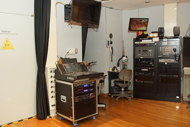 コンサートホール舞台袖に設置された舞台袖操作架