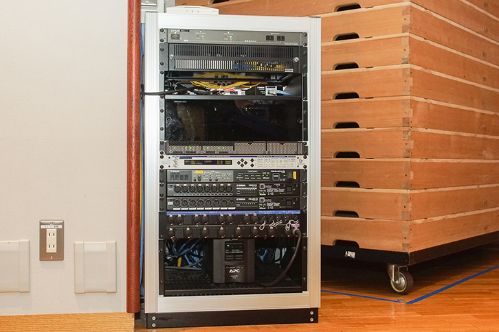コンサートホール舞台袖に設置された舞台袖ネットワーク架