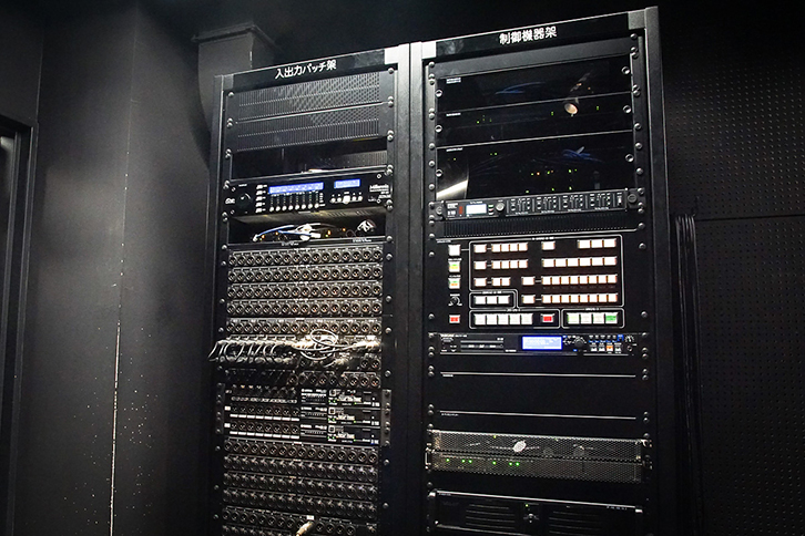 コンサートホール音響室の入出力パッチ架と制御機器架