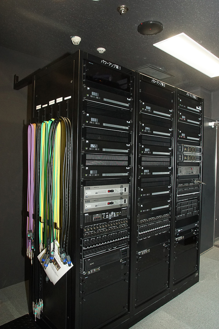 コンサートホール　アンプ室のパワーアンプ架