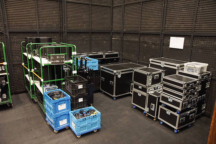 大ホール　上手の機材置き場