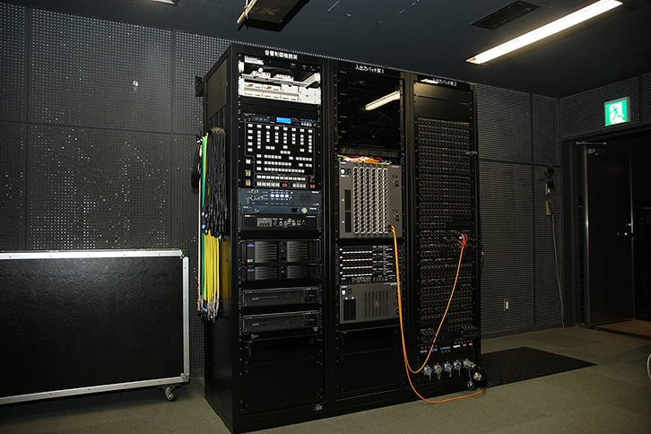 大ホール音響室の入出力パッチ架と音響制御機器架