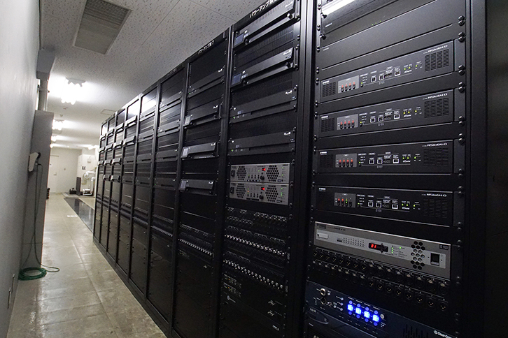 大ホールアンプ室　音声信号はDanteで伝送される