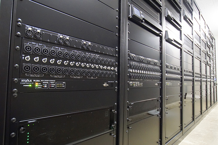 大ホールのアンプ室のパワーアンプ架にはデータロガーHYFAX「DL3 System」のインターフェイスである「DL3SA」が組込みされており、
アンプ出力レベル、スピーカーインピーダンスチェック、ラック内温度、入力電源の電圧が監視できる