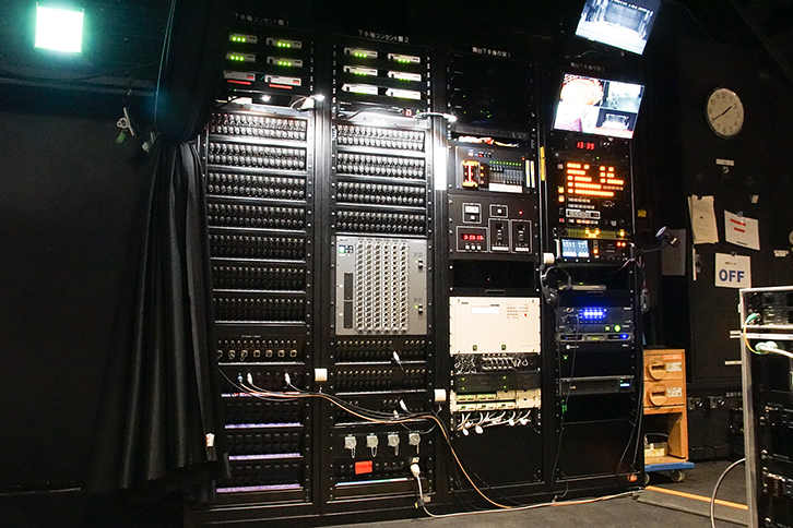 大ホール舞台袖の舞台袖操作架
中央に見えるのが「PM10」用I/Oラックヤマハ「RPio622」