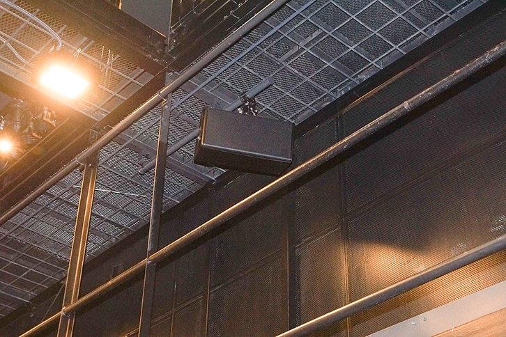 小ホール2階レベルに設置したメインスピーカーd&b audiotechnik 「10S-D」