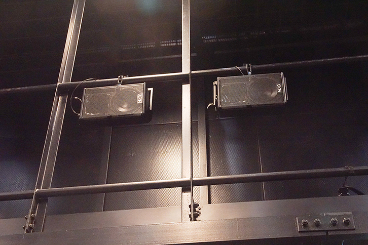 小ホール2階に設置したウォールスピーカーNEXO「PS8U」
 移動型となっている