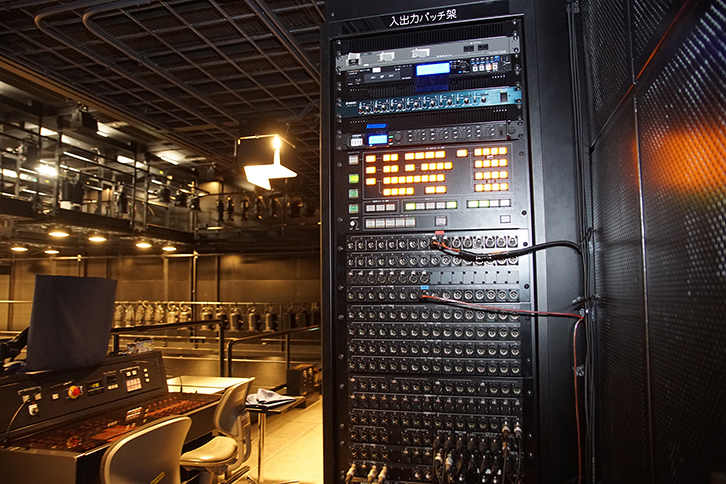 小ホール2階ギャラリーに設置した入出力パッチ架