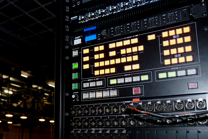 小ホールの入出力パッチ架の出力スイッチ部
ヤマハ「AFC」用のパターン選択スイッチを用意