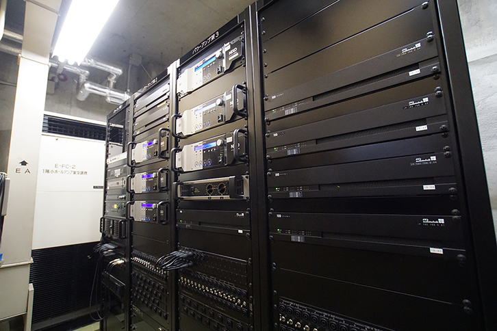 小ホールのパワーアンプ架