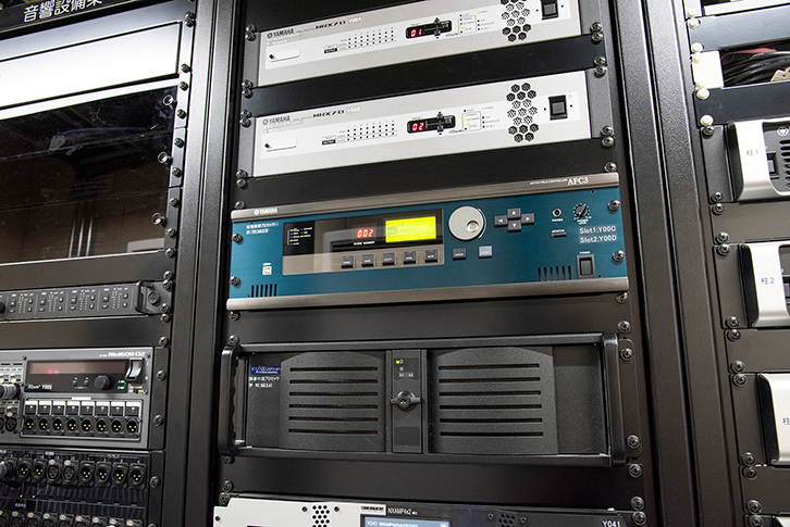 アンプ室に設置された音場支援システム「AFC」