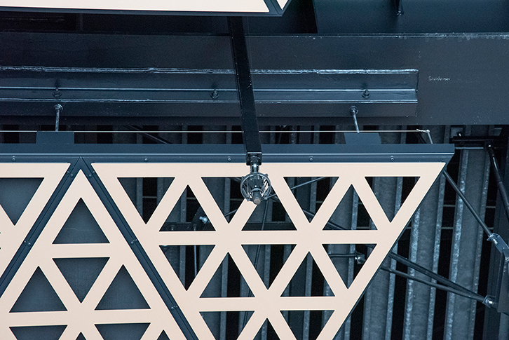 ステージ上部に設置されたAFC用収音マイク