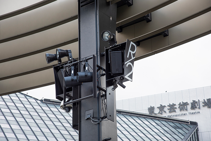 周囲の柱にはオーディエンスを囲むようにAFC用のスピーカーが6カ所、計12台設置されている