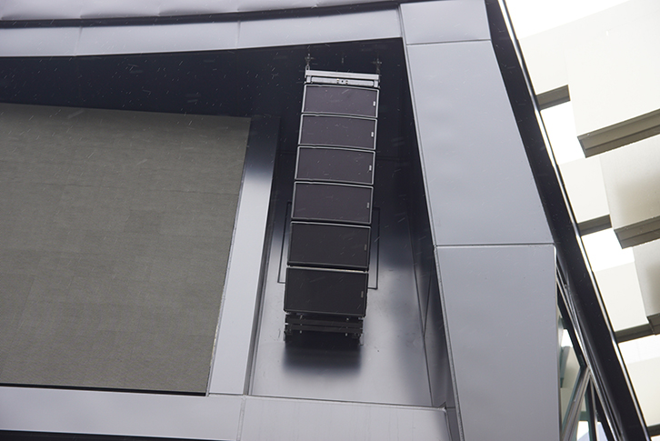 NEXO「GEO M10」のラインアレイシステムがメインスピーカーとしてステージ上部の左右に設置されている