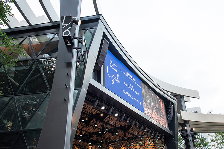 NEXO「GEO M10」のラインアレイシステムがメインスピーカーとしてステージ上部の左右に設置されている