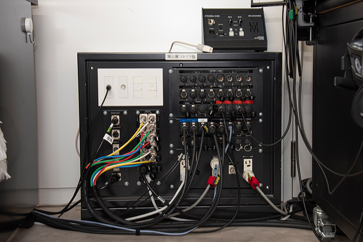 舞台裏コネクター盤