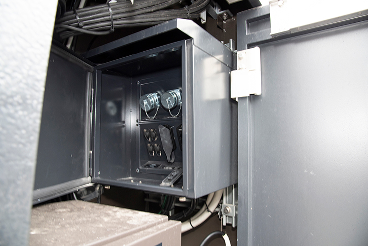 客席の野外エリアに設置されたコネクター盤