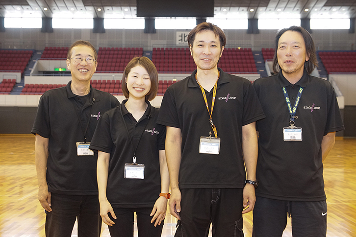 株式会社ステージ・ループ　取締役 永田清二氏（左端）
 同　浜松アリーナ音響担当　大場美沙氏（左から２番目） 
 同　浜松アリーナ総括補佐　白沢伸幸氏（右から２番目）
 同　制作技術　金子幸弘氏（右端） 