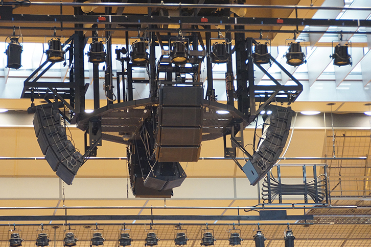 センターステージスピーカーはNEXO「GEO S1210」「GEO S1230」