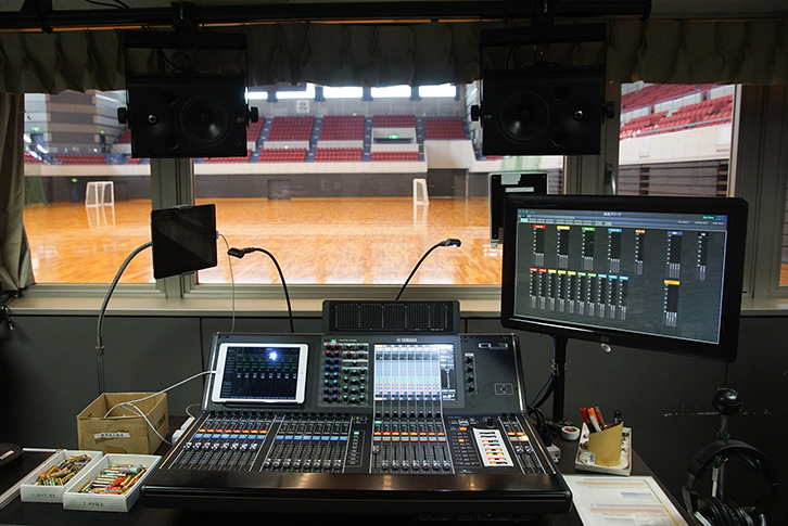 メインアリーナの音響室
デジタルミキシングコンソール ヤマハ「CL3」を導入　右手側の液晶ディスプレイはデータロガーシステムHYFAX「DL3 System」出力監視が可能 