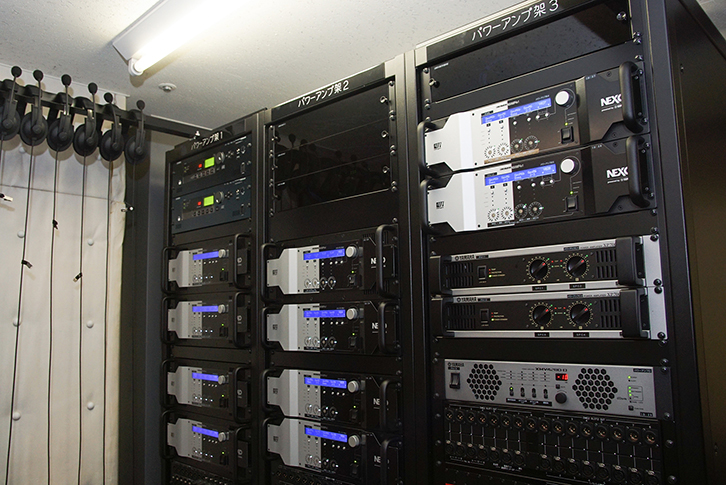 メインアリーナのアンプ室
パワーアンプにはNEXO「NXAMPシリーズ」を採用