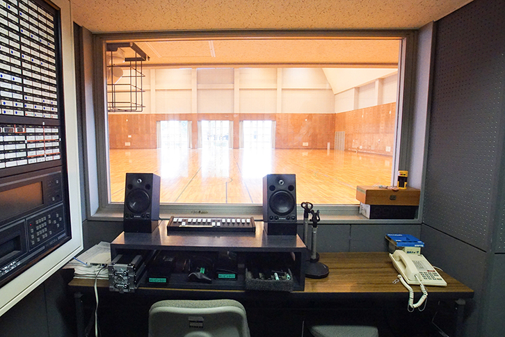 サブアリーナ放送室ではマトリクスプロセッサーヤマハ「MTX3」用のフェーダーコントローラーdigicom「SF16M+D-SWP」を使用