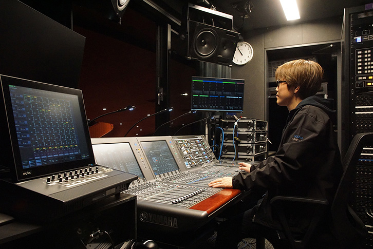 音響調整室に設置されたヤマハ「RIVAGE PM10」