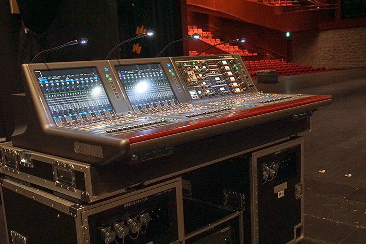 移動卓としても「RIVAGE PM10」のコントロールサーフェス「CS-R10」が導入されている