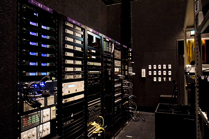 ヤマハ「RIVAGE PM10」のI/Oなどが収められた舞台袖下手のラック群