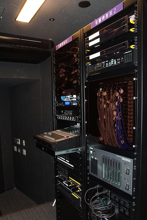 音響調整室のラック　「RIVAGE PM10」のDSPエンジン、I/Oラックなどが収められている