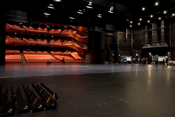 舞台袖はかなり広いスペースが確保されている