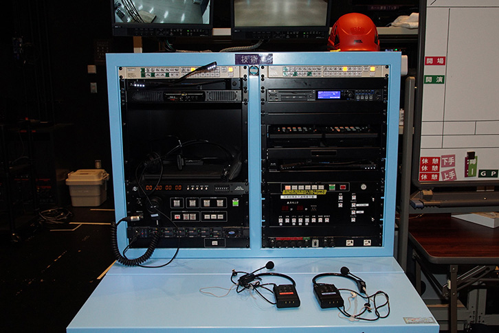 舞台連絡用の機器。手前にあるのがワイヤレスインカム