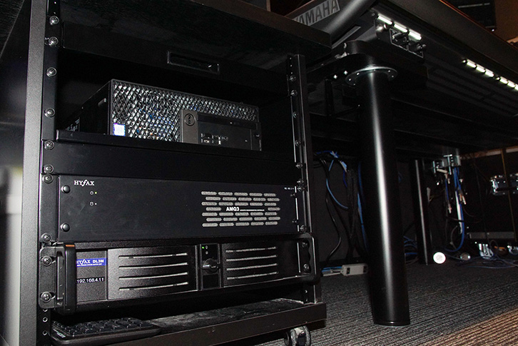 音響調整室に設置されているHYFAX「AMQ3」(ラック中段）
