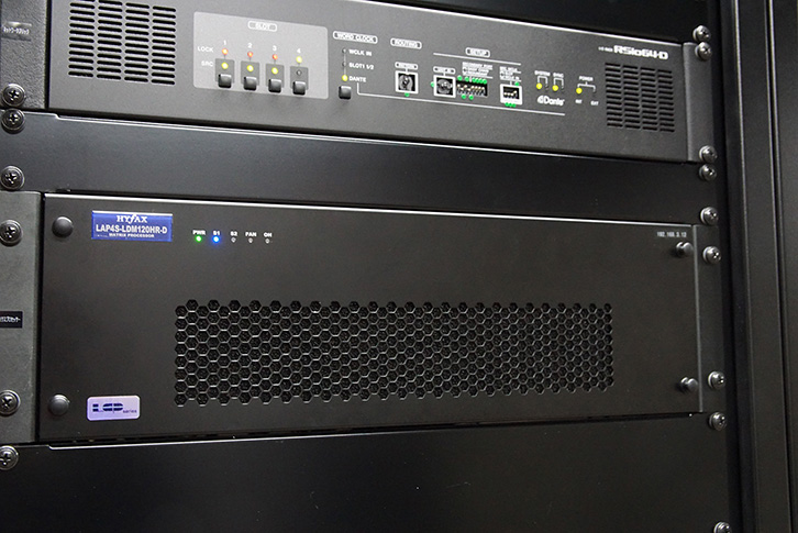 アンプ室のラックに設置されたマトリクスコントローラー（信号処理部）HYFAX「LAP4S-LDM120」