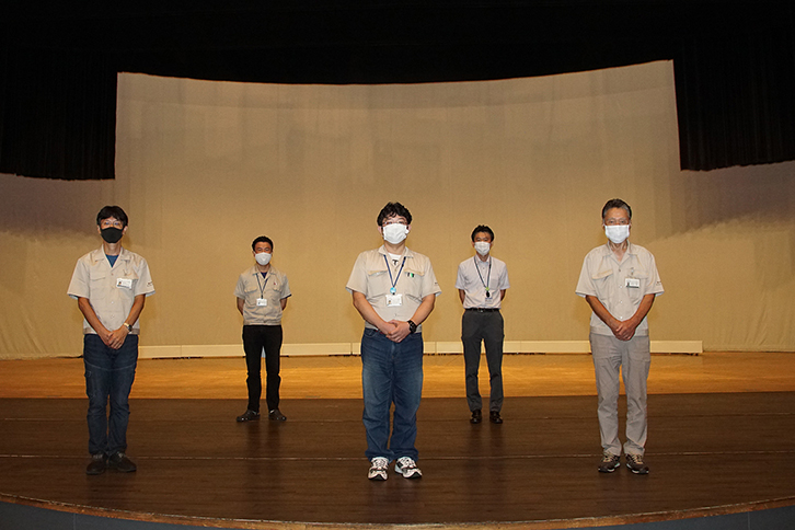 藤沢市民会館サービス・センター株式会社 係長　中井 有恒氏（左端） 
同 市民シアター長　角田 成史氏（左から2番目） 
同 主任 佐竹 良太氏（中央） 
藤沢市 生涯学習部 文化芸術課 課長補佐 井澤 邦章氏（右から2番目） 
藤沢市民会館サービス・センター株式会社 杉山 悟氏（右端） 