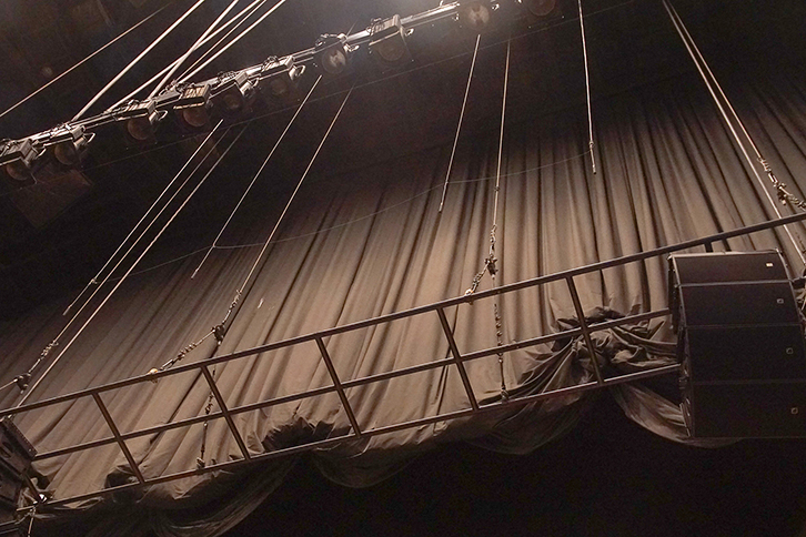 「AFC4」用マイクはステージ上に吊下設置プロセッシング部