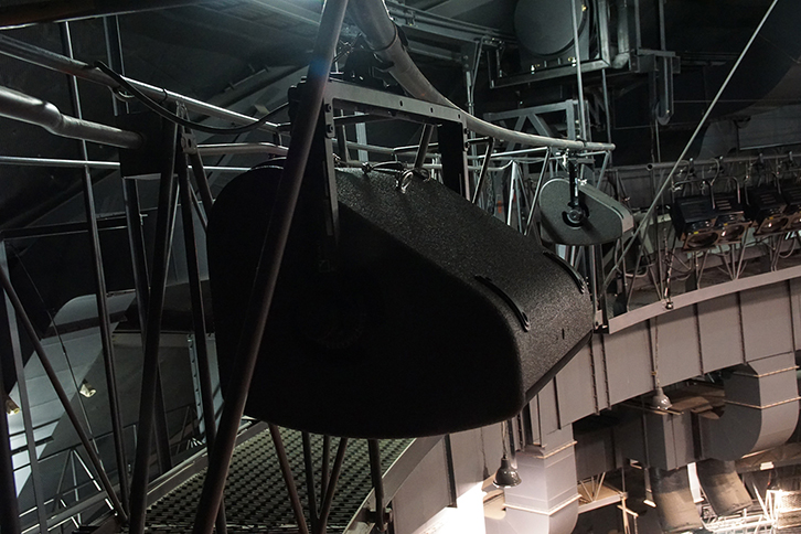 会場の隅々に配置されている「AFC4」用スピーカー