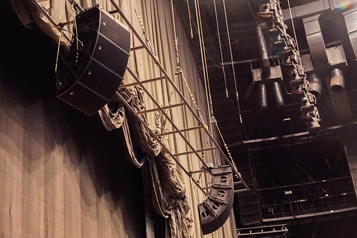 メインとなるプロセニアムスピーカー