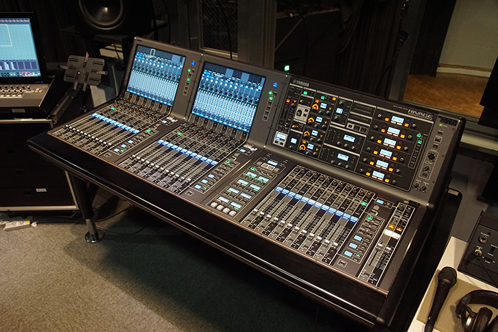 音響調整室にセットされたヤマハ「RIVAGE PM7」