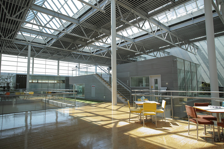 市民に解放されている自然光が入るルーフラウンジ