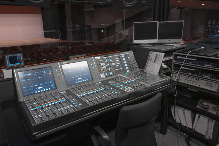 大ホールの音響室
ヤマハ「RIVAGE PM7」が設置されている