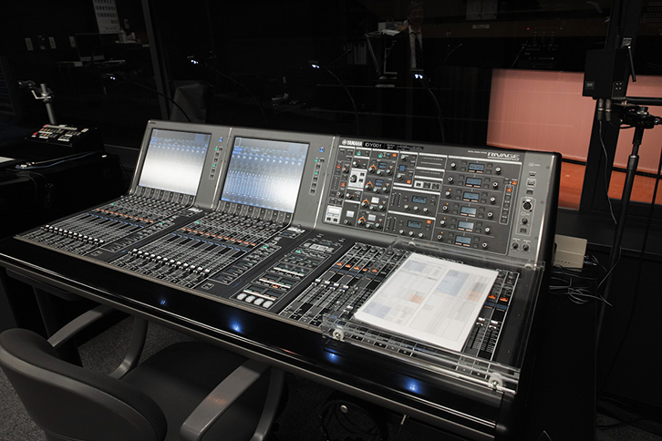 中ホールの音響室
ヤマハ「RIVAGE PM7」が設置されている