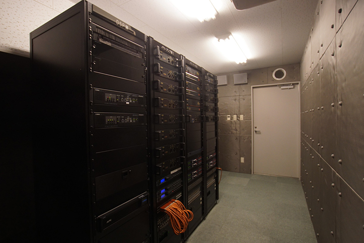 中ホールのアンプ室
音声信号は Dante でデジタル伝送される