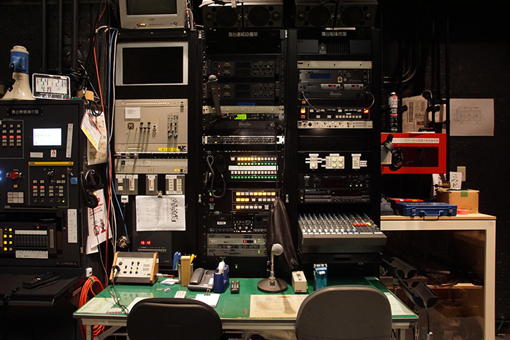 中ホールの舞台袖（下手）