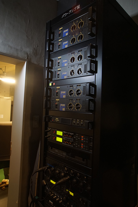 小ホールのアンプ室