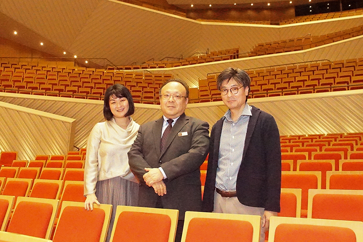 「ミューザ川崎シンフォニーホール」事業部長 竹内 淳氏（写真中央）
同　広報営業課 係長 前田明子氏（写真左）
同　貸館担当 堤 由行氏（写真右）