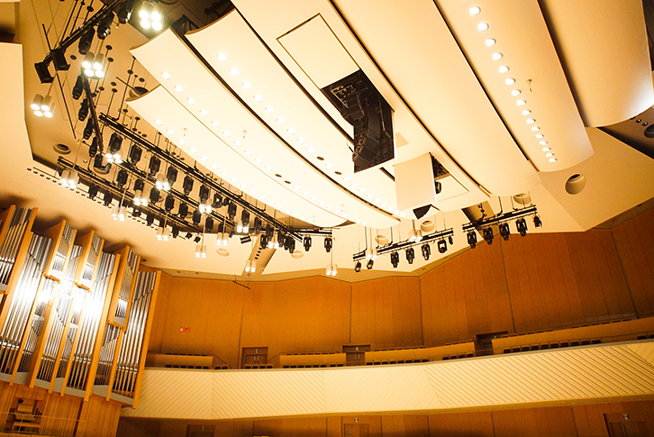 ステージ上部の天井に昇降式スピーカーを2基設置